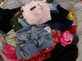 un panier rempli de vêtements posé par terre