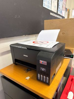 une imprimante posée sur un bureau