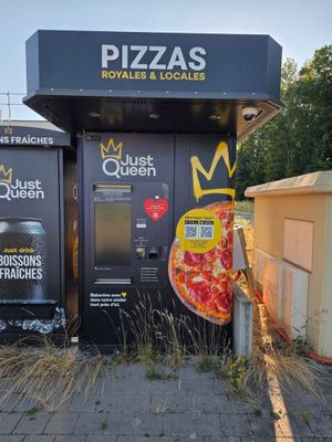 deux distributeurs automatiques situés au bord de la route