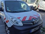une camionnette blanche à rayures rouges garée sur un parking