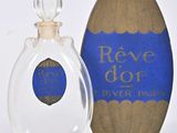 un flacon de parfum posé à côté d'une boîte en carton