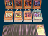 un lot de cartes posées sur une table