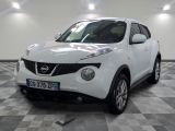 un SUV Nissan Juke blanc garé dans un garage