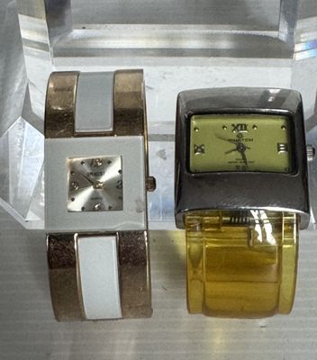 deux montres exposées côte à côte dans une vitrine