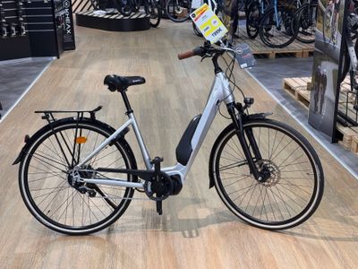 un vélo posé par terre dans un magasin