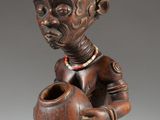 une image représentant une statue de femme tenant un pot