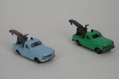 deux voitures jouets assises l'une à côté de l'autre