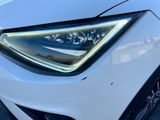 un gros plan sur les phares d'une voiture de sport blanche