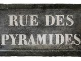 an old sign that says rue des pyramidides on it