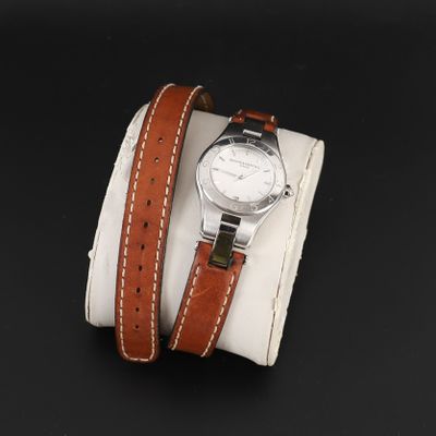 un gros plan d'une montre-bracelet avec un bracelet en cuir