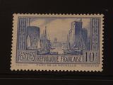 un vieux timbre-poste sur lequel figure l'image d'une ville