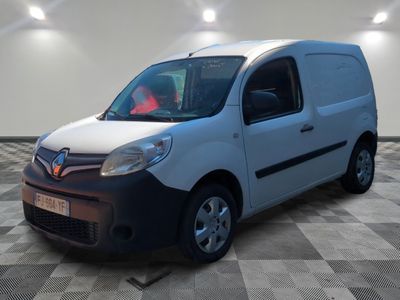 la photo d'une camionnette blanche garée dans une pièce