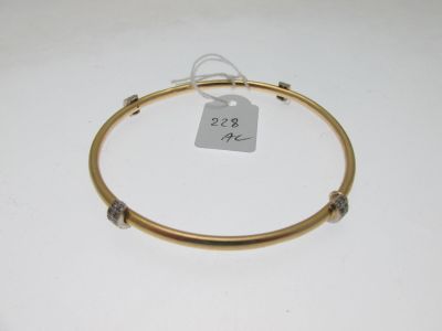 gros plan d'un bracelet portant une étiquette de prix