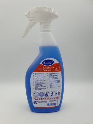 un gros plan d'une bouteille contenant un liquide bleu posée sur une surface blanche