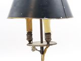 une photo d'une lampe de table surmontée d'un abat-jour noir