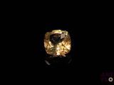 un diamant jaune sur fond noir