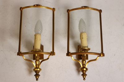 Lot de deux appliques murales en métal doré et verre H.