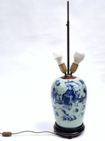 Lampe formée d'un vase en porcelaine émaillée bleu blanc, à … (photo 2)