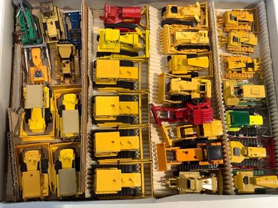 une boîte remplie de petits engins de chantier qui se trouvent dans une boîte