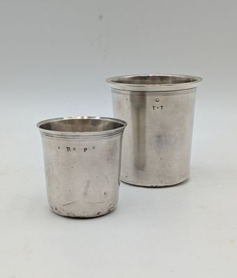 une paire de tasses argentées sur fond blanc