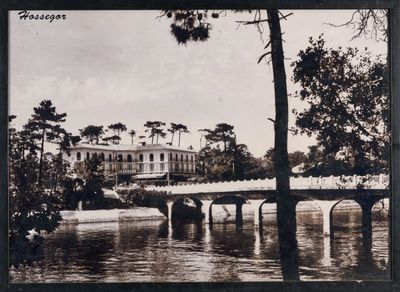 une photo en noir et blanc d'un pont enjambant une rivière
