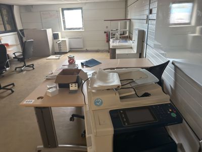 un bureau d'ordinateur sur lequel se trouve une imprimante, dans un bureau