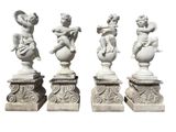 trois statues de chérubins sur des socles, sur fond blanc