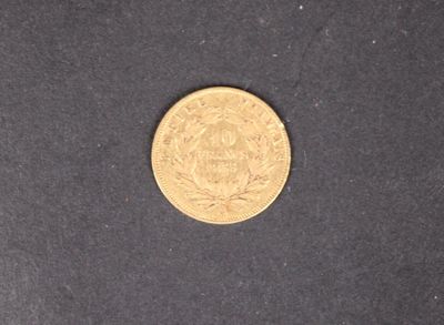 gros plan d'une pièce d'or sur une surface noire