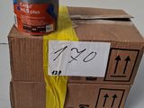 un pot de peinture posé sur une boîte en carton