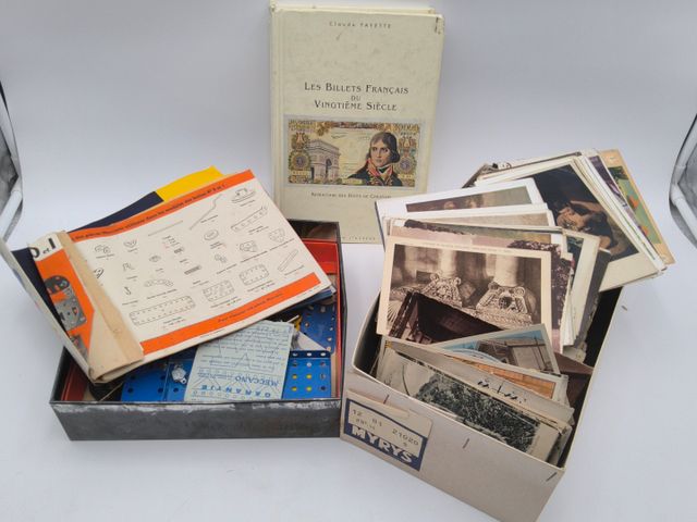 Lot de cartes postales, boîte Meccano, livre sur les timbres et c...