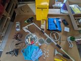 une table sur laquelle se trouvent de nombreux outils et fournitures