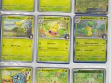 beaucoup de cartes Pokémon qui se trouvent dans la boîte