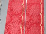 une nappe rouge bordée d'or