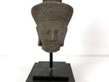 une image représentant une statue d'une tête coiffée d'un chapeau