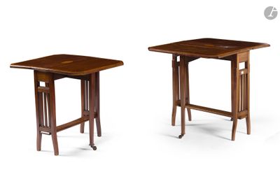 deux petites tables placées l'une à côté de l'autre
