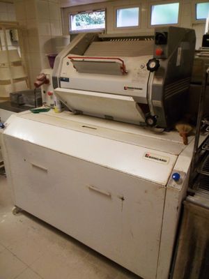 une machine posée sur un comptoir