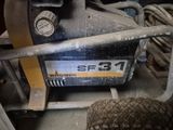 la photo d'une machine qui se trouve dans un garage