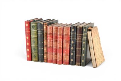 plusieurs vieux livres sont alignés sur une surface blanche