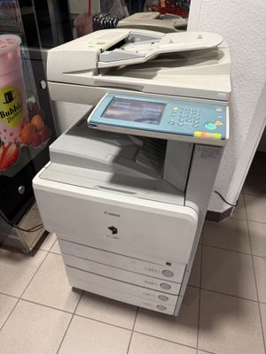 une photo d'une imprimante multifonction posée sur un comptoir