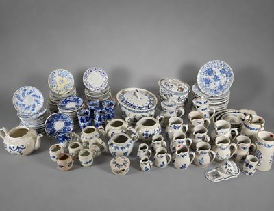de nombreux types différents d'assiettes et de tasses bleues et blanches