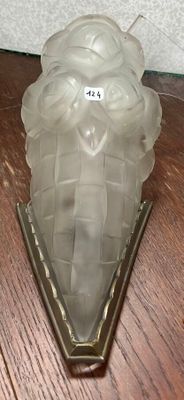 une sculpture en verre représentant un homme barbu posé sur une table