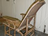 une chaise qui se trouve dans une pièce, à côté d'une table