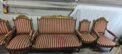 quatre chaises et une table dans une pièce aux murs blancs