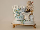 une figurine représentant une femme avec un chat posée sur une table