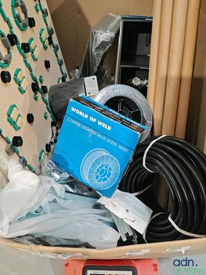 une boîte remplie d'objets posés sur le sol