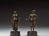 une paire de figurines en bronze représentant une femme et un homme