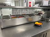 un bol de fruits posé sur le plan de travail d'une cuisine