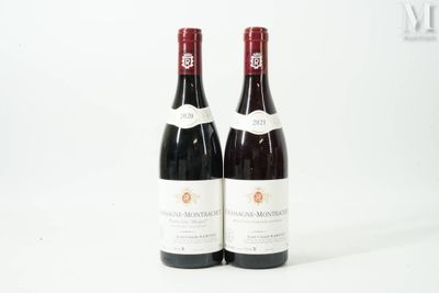 deux bouteilles de vin posées l'une à côté de l'autre sur une surface blanche