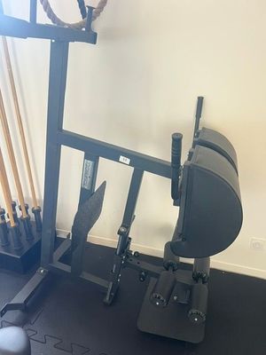 une photo d'un ensemble d'appareils de musculation installés dans une pièce