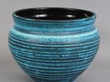 un vase bleu et noir posé sur une table